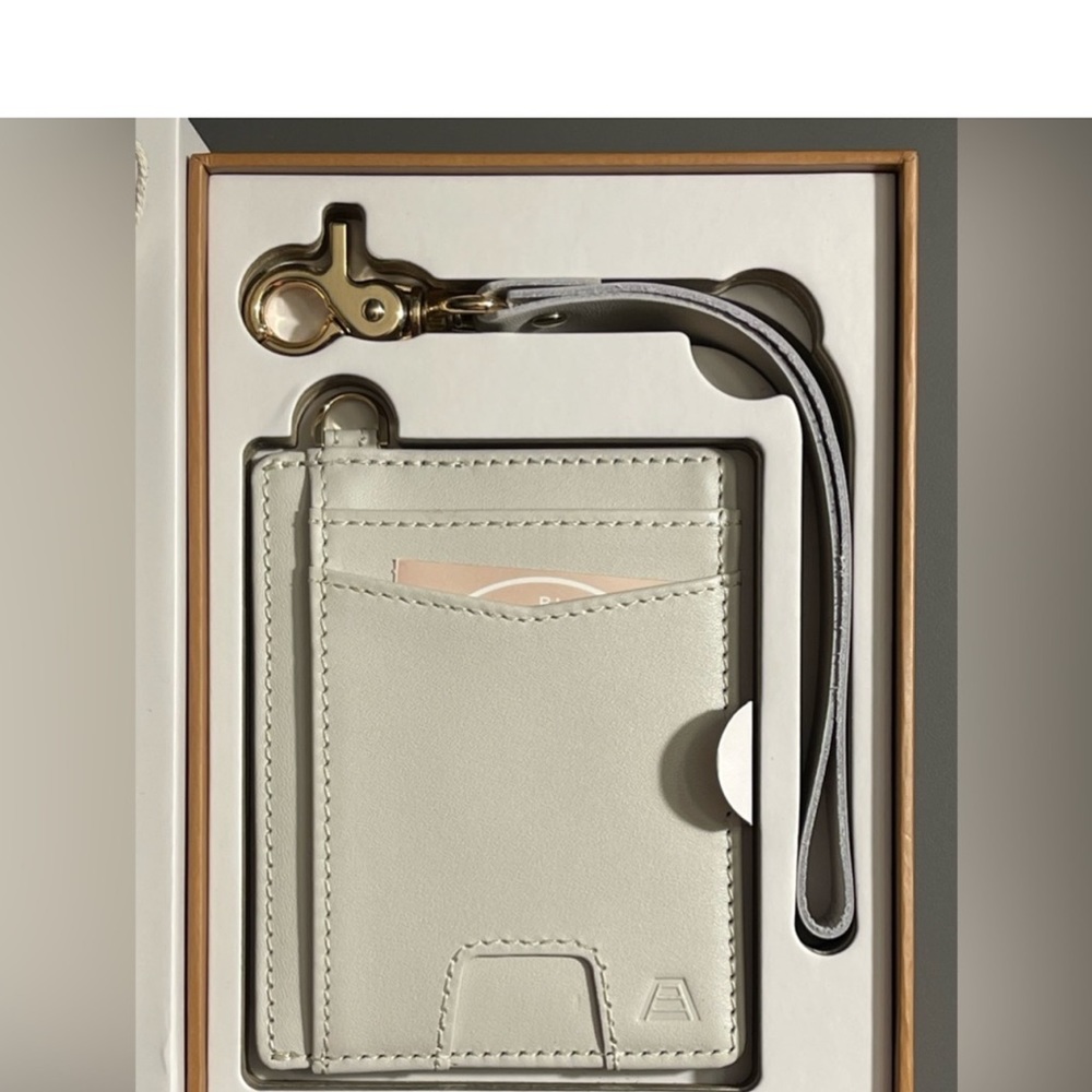 The Denner wallet in Dune (light gray) is a color that matches everything